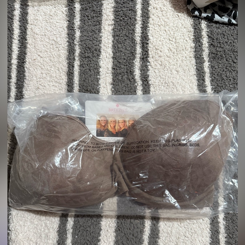 NWT Breezies Seamless Everyday Comfort Safari
Wirefree Bra. ***44 D***